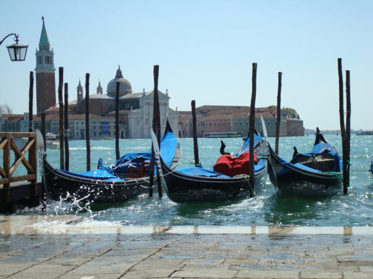 Venedig-Blick-auf-Gondeln